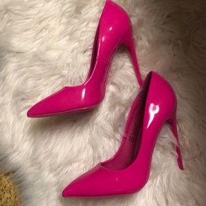 Hot pink patent leather pumps pointed toe